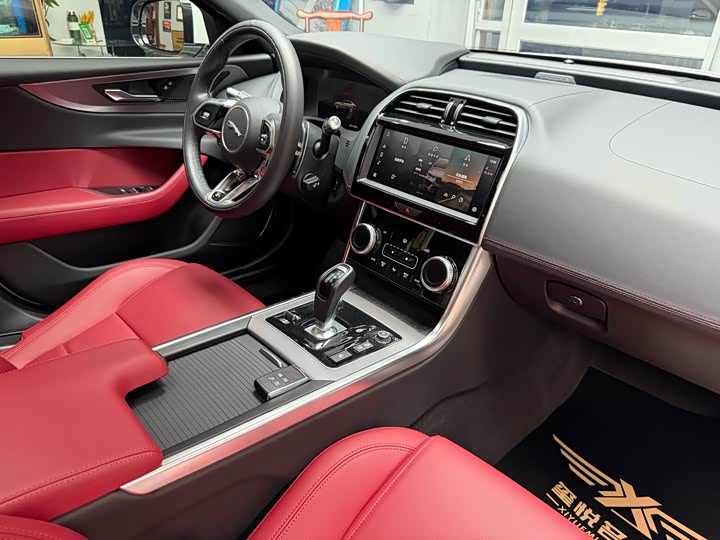 Фото 40 - Jaguar XE L