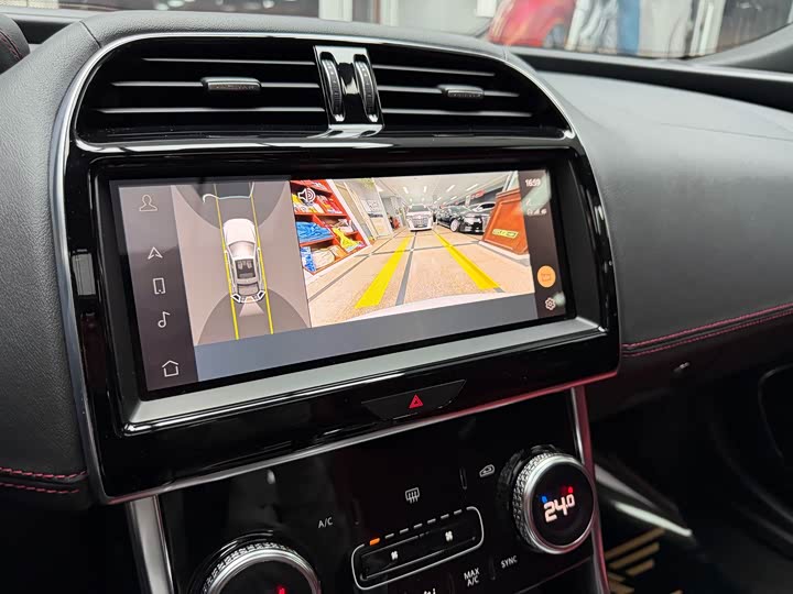 Фото 8 - Jaguar XE L