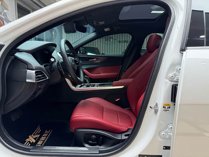 Фото 9 - Jaguar XE L