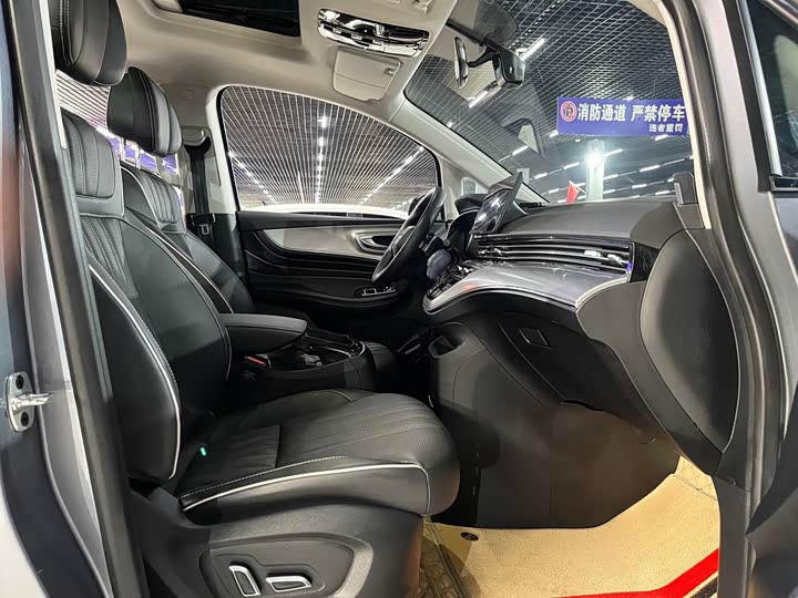 Фото 10 - Roewe iMax 8