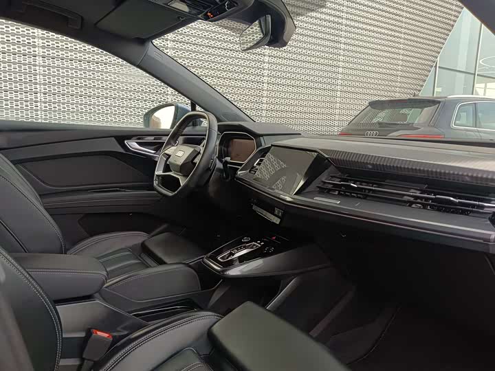 Фото 22 - Audi Q4 e-tron