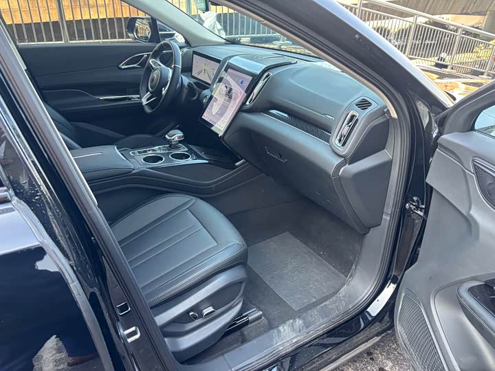 Фото 11 - Hongqi HS3 Hybrid