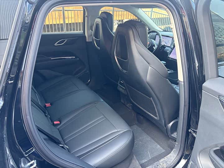 Фото 12 - Hongqi HS3 Hybrid