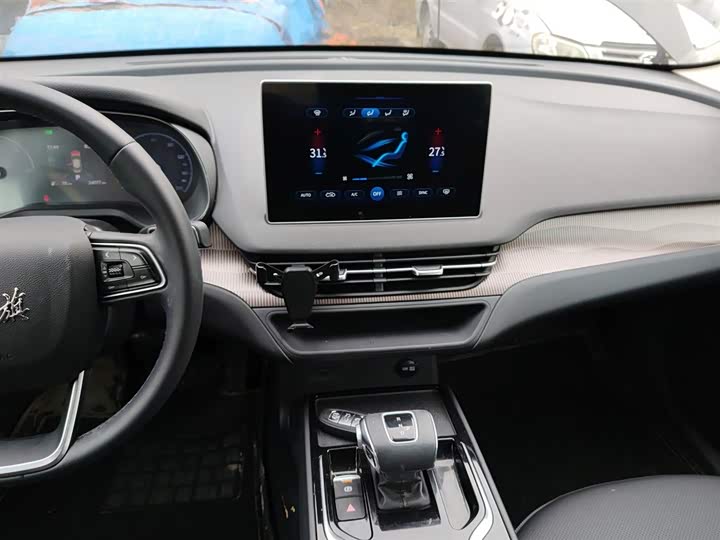 Фото 13 - Hongqi E-QM5