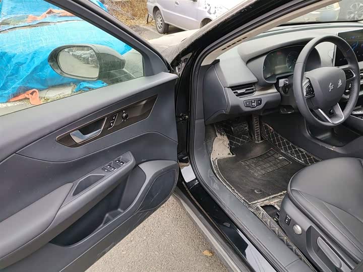 Фото 16 - Hongqi E-QM5