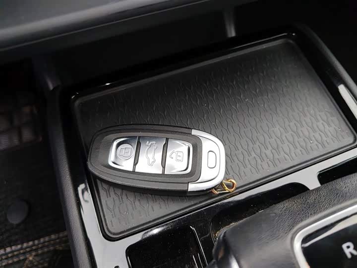 Фото 9 - Hongqi E-QM5