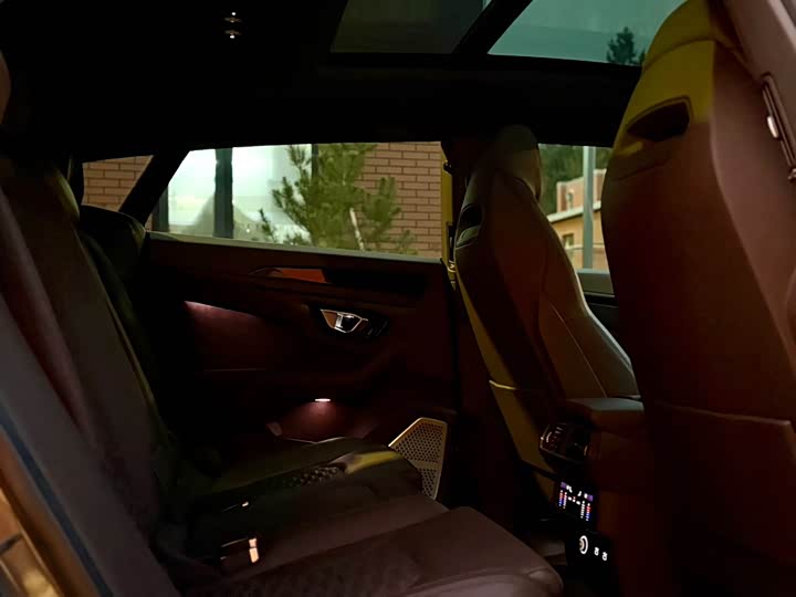 Фото 10 - Lamborghini Urus