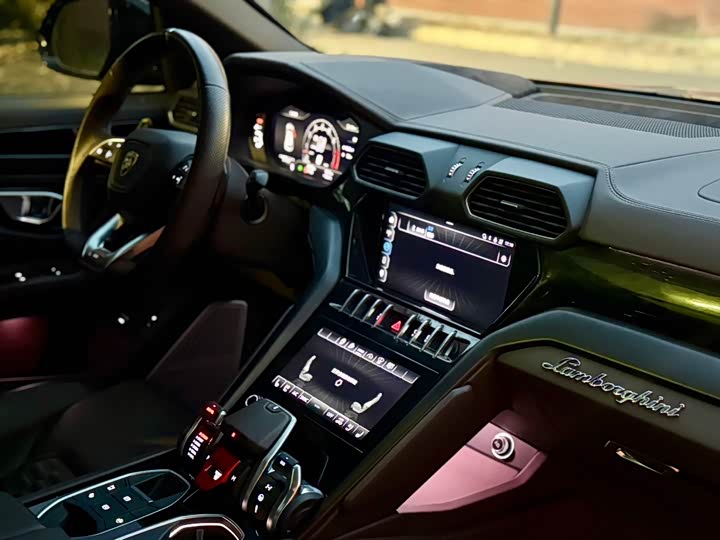 Фото 11 - Lamborghini Urus