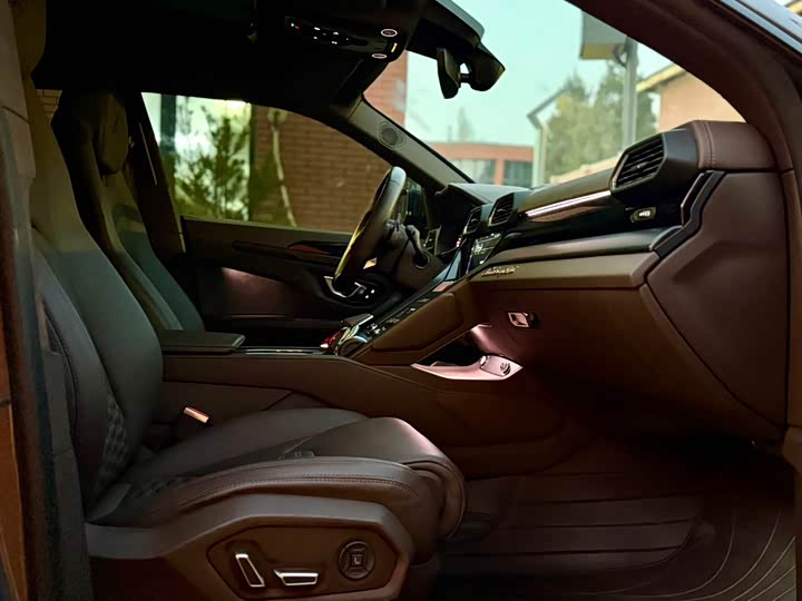 Фото 13 - Lamborghini Urus