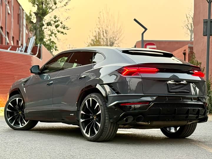 Фото 15 - Lamborghini Urus