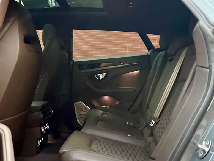 Фото 8 - Lamborghini Urus