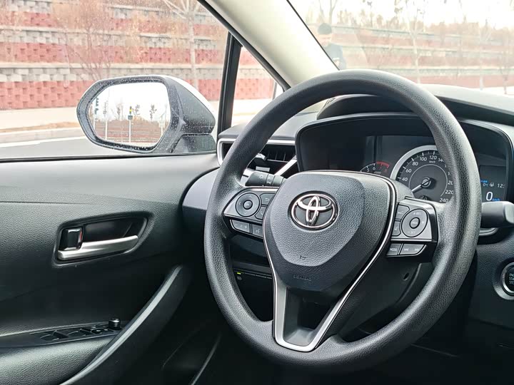 Фото 9 - Toyota Corolla