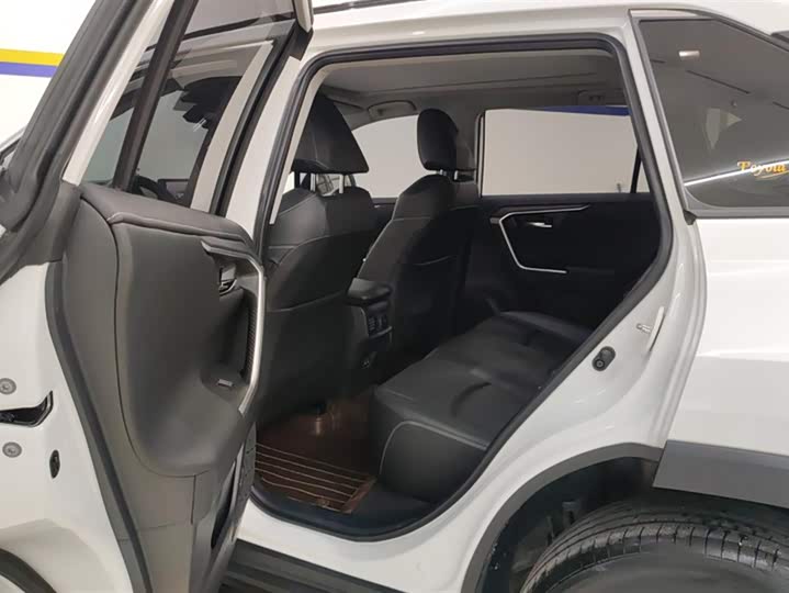 Фото 11 - Toyota RAV4