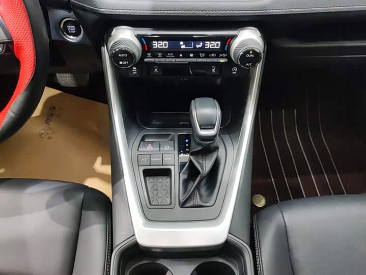 Фото 16 - Toyota RAV4