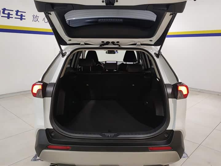 Фото 4 - Toyota RAV4