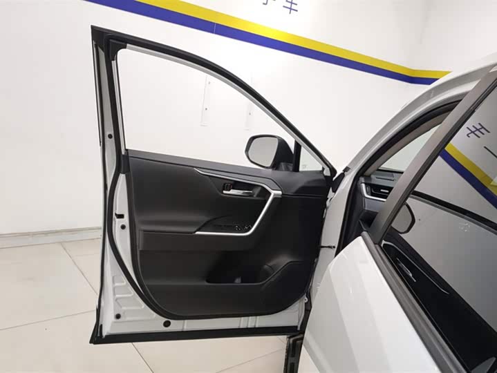 Фото 7 - Toyota RAV4