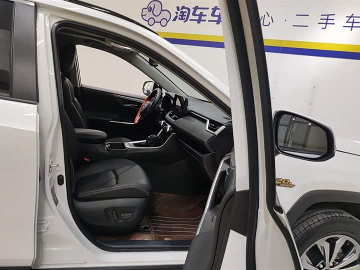 Фото 8 - Toyota RAV4