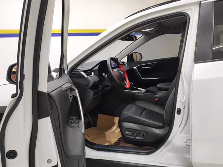 Фото 9 - Toyota RAV4