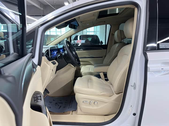 Фото 9 - Buick GL8 ES