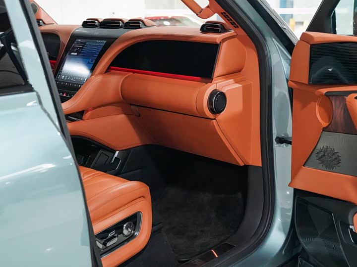 Фото 19 - BYD Yangwang U8