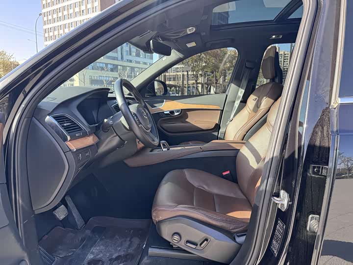 Фото 8 - Volvo XC90