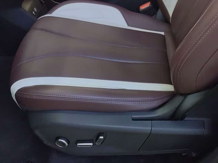 Фото 16 - Geely Monjaro