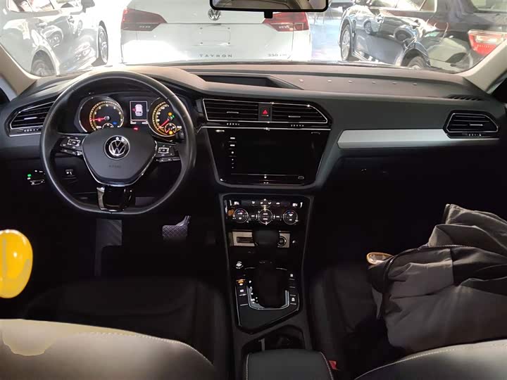 Фото 10 - Volkswagen Tiguan L Pro