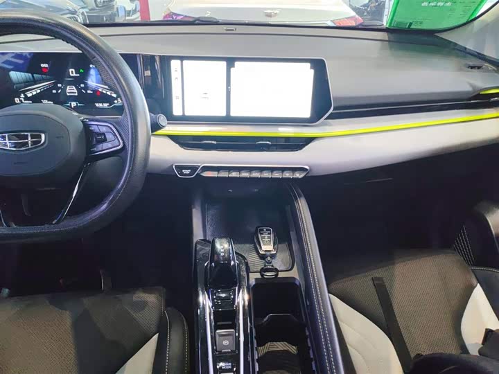 Фото 13 - Geely Coolray