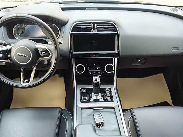 Фото 10 - Jaguar XE L