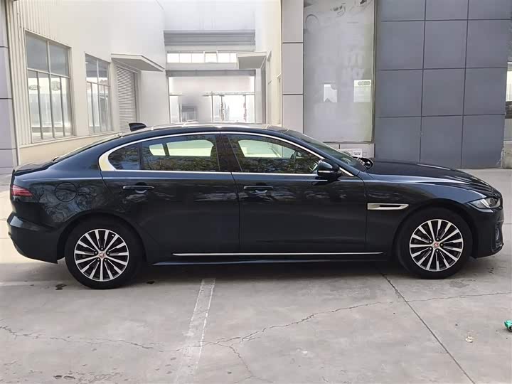 Фото 4 - Jaguar XE L