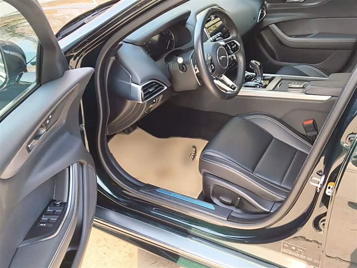 Фото 9 - Jaguar XE L