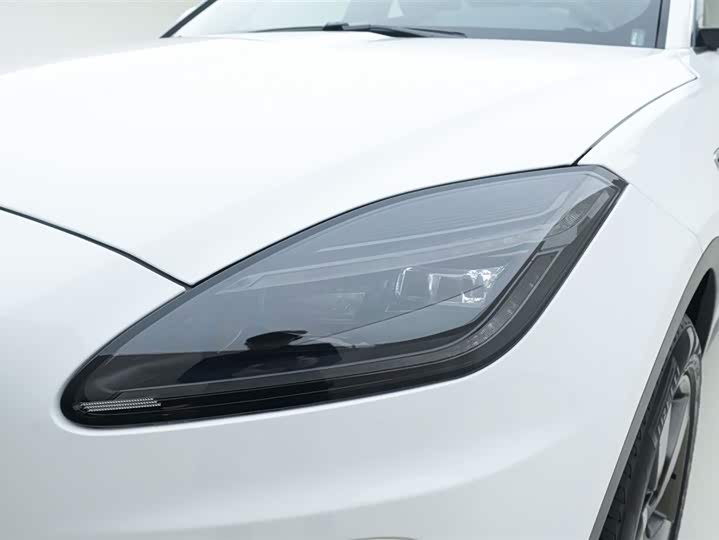 Фото 10 - Jaguar E-Pace