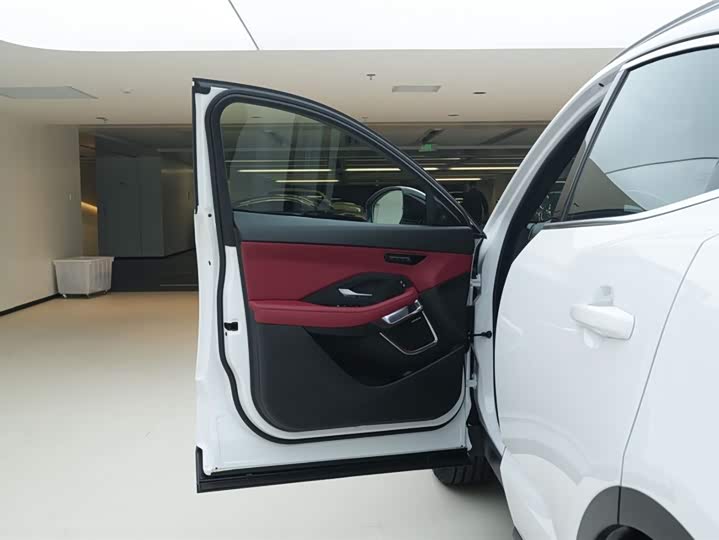 Фото 12 - Jaguar E-Pace