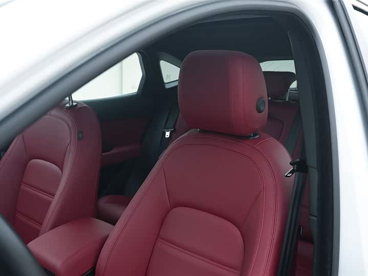 Фото 13 - Jaguar E-Pace