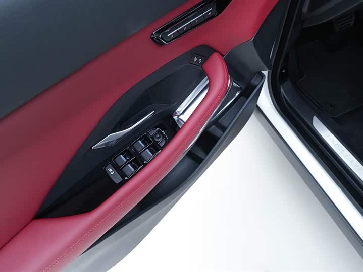 Фото 16 - Jaguar E-Pace