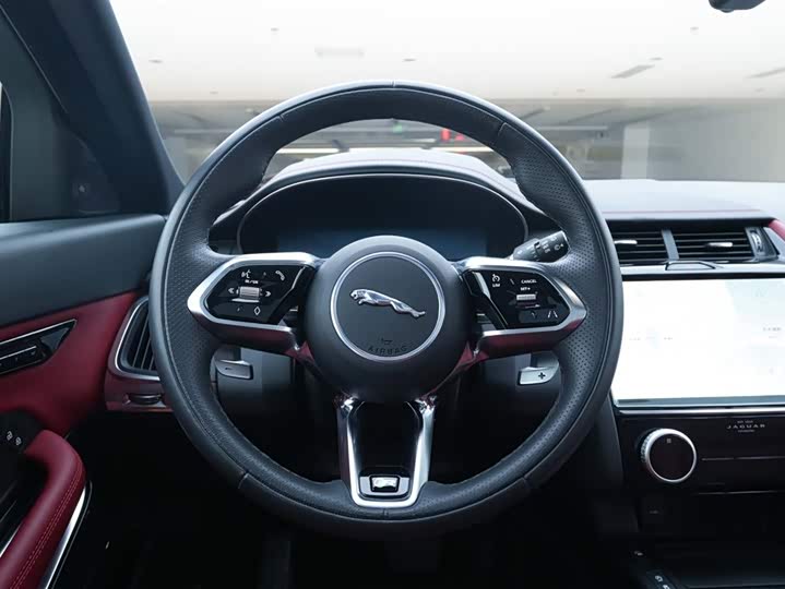 Фото 19 - Jaguar E-Pace