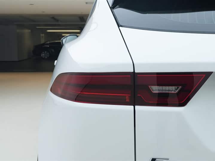 Фото 9 - Jaguar E-Pace