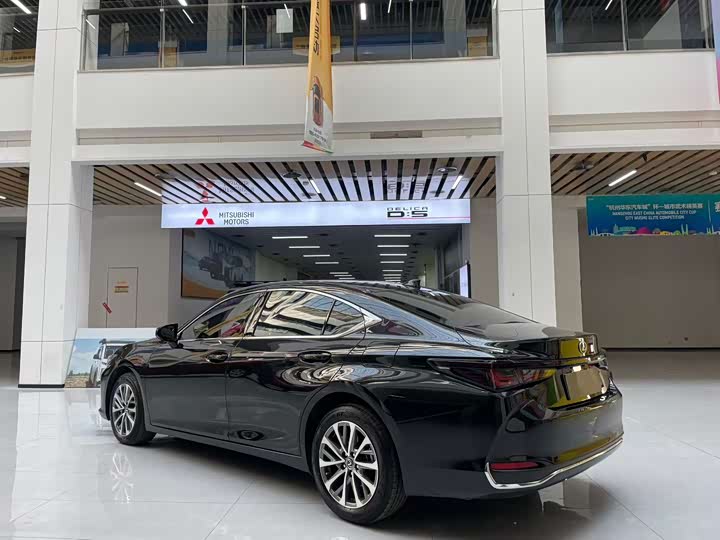 Фото 4 - Lexus ES