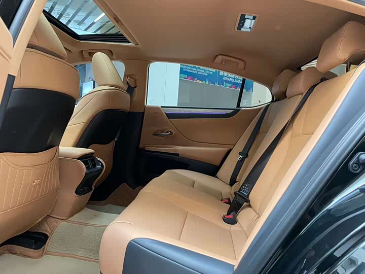 Фото 6 - Lexus ES