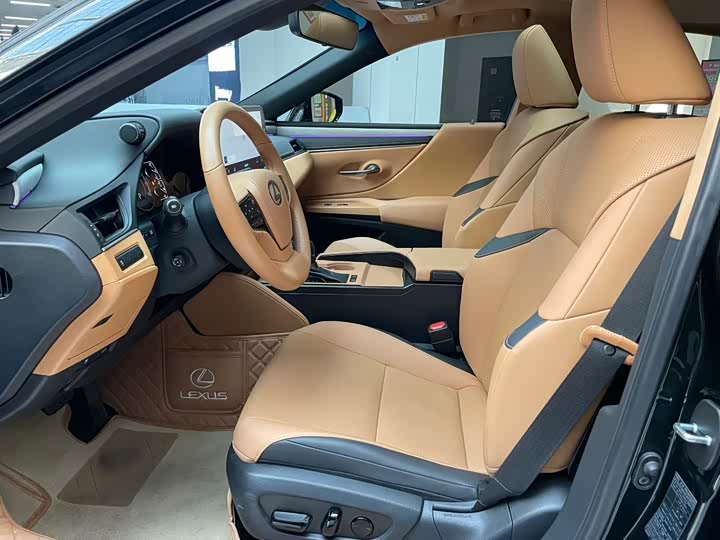 Фото 8 - Lexus ES