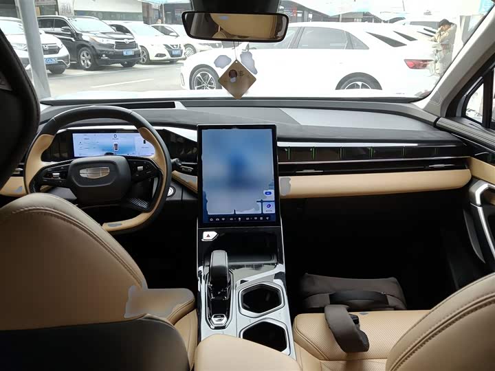 Фото 10 - Geely Atlas L