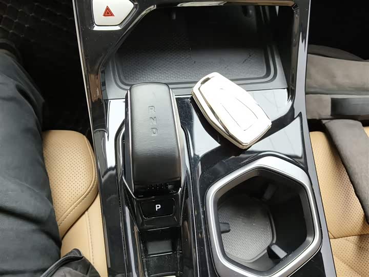 Фото 14 - Geely Atlas L