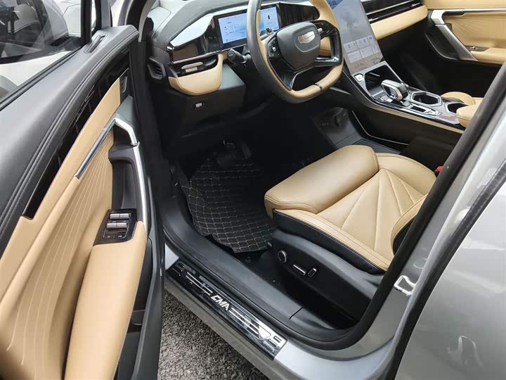 Фото 16 - Geely Atlas L