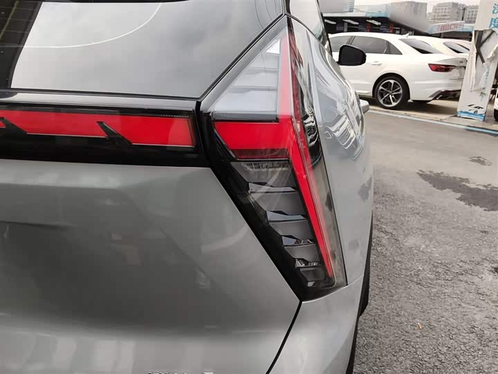 Фото 8 - Geely Atlas L