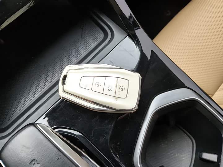 Фото 9 - Geely Atlas L