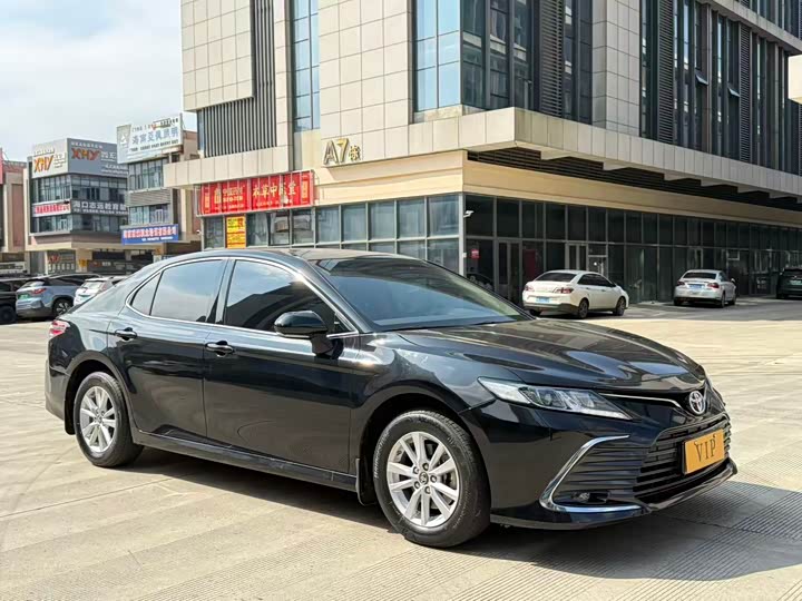 Фото 2 - Toyota Camry