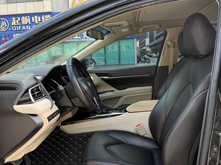 Фото 4 - Toyota Camry