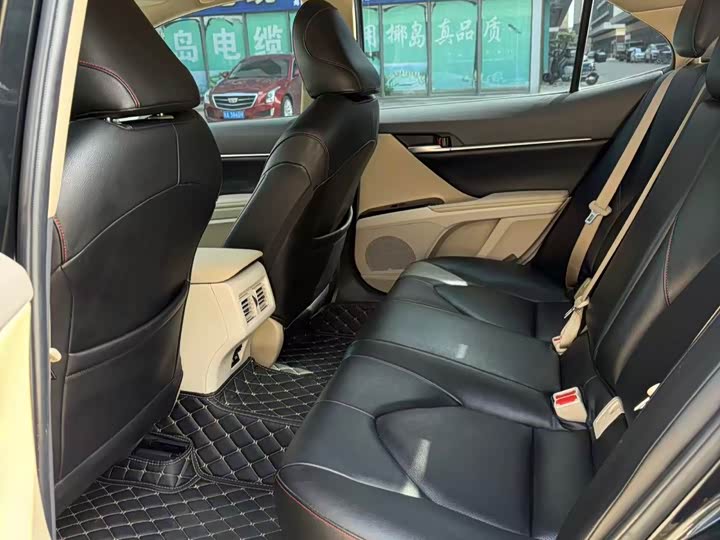 Фото 6 - Toyota Camry