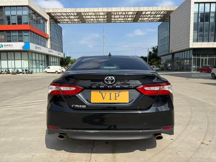 Фото 8 - Toyota Camry