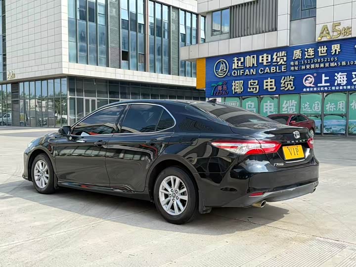 Фото 9 - Toyota Camry